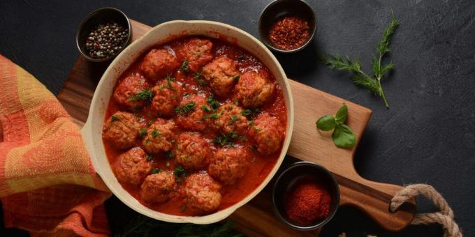 Bolas de pescado en salsa de tomate