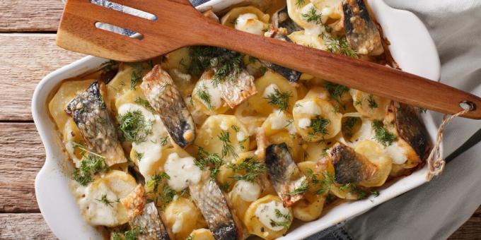 Cómo cocinar pescado en el horno: arenque con patatas y queso.