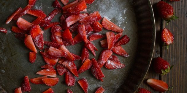 Cómo hacer chimichanga: corte las fresas en gajos pequeños y espolvoree con una cucharadita de almidón
