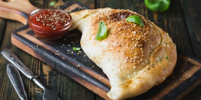 Mejor que en un restaurante. Calzone con chorizo ​​y queso