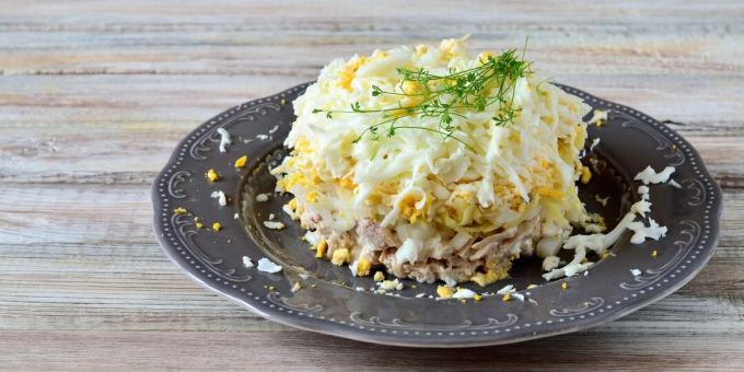 Una receta de ensalada sencilla con pollo, patatas, huevos, queso y cebollas en escabeche