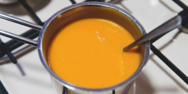 Sopa cremosa de calabaza con queso azul y almendras