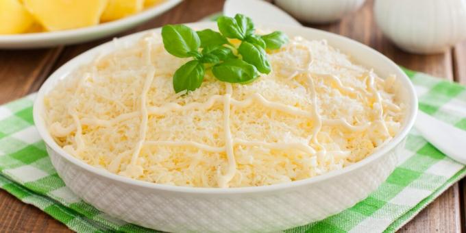 Ensalada de conservas de pescado, champiñones y queso: una receta sencilla