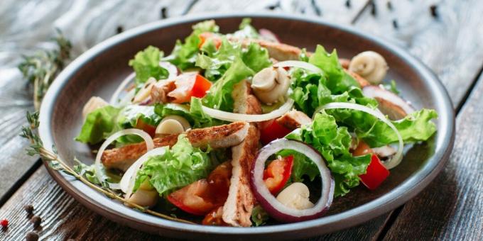 Ensalada con pollo y champiñones marinados