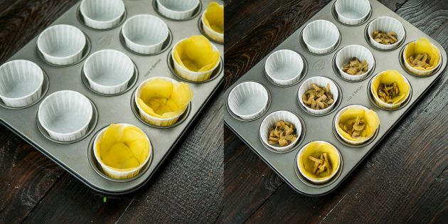Muffins de huevo: Coloque el relleno de papa en moldes para muffins