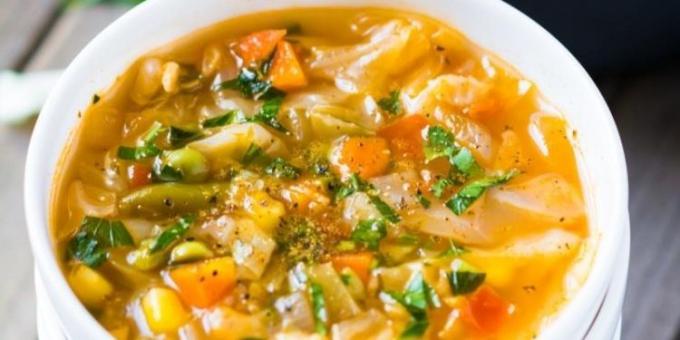Recetas con la col: sopa ligera con col y verduras de mezcla