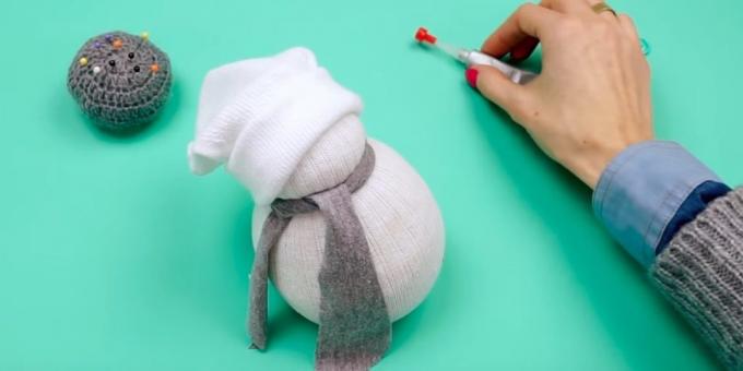 Muñeco de nieve con sus propias manos: hacer una bufanda y un sombrero