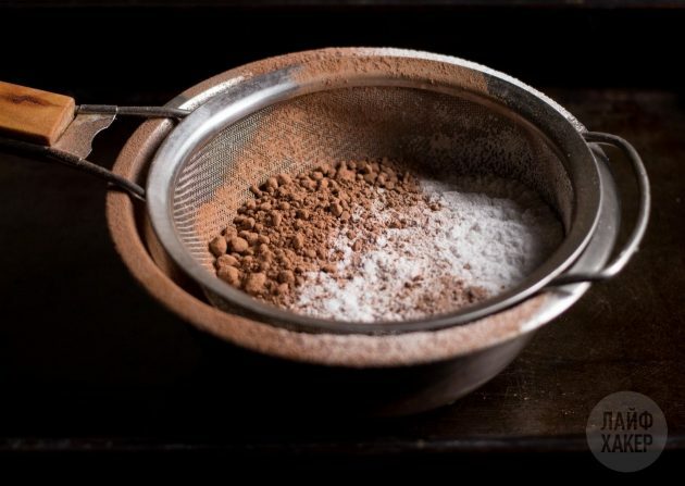 galletas de chispas de chocolate sin harina: tamizar la harina y el cacao