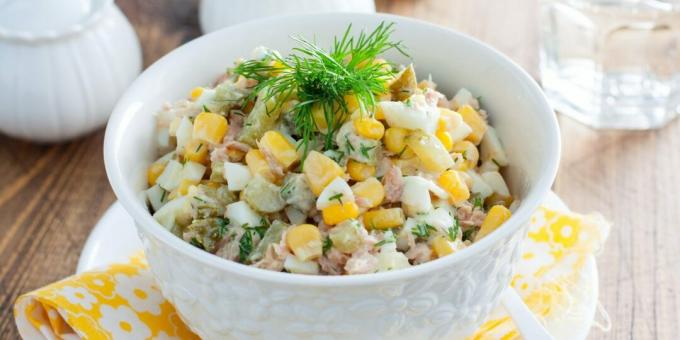 Ensalada con atún, huevos, pepinos y maíz