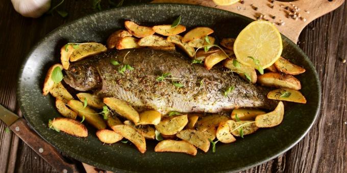 Cómo cocinar pescado al horno: trucha con patatas y ajo.