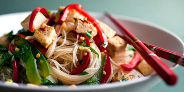 platos de fideos: fideos de arroz con tofu y verduras