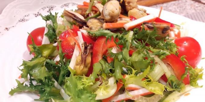 Ensalada con palitos de cangrejo, mejillones, repollo, pimienta y salsa de soja