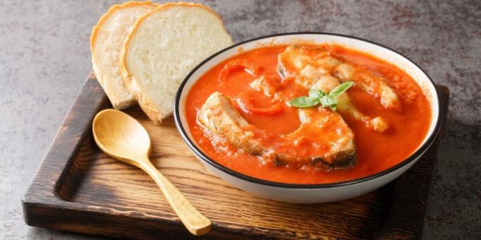 Sopa de tomate con carpa