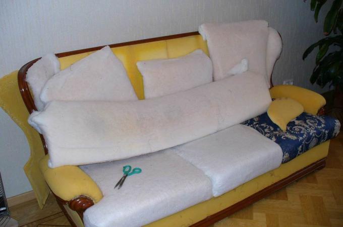 muebles de acarreo: la eliminación de la tapicería desgastada
