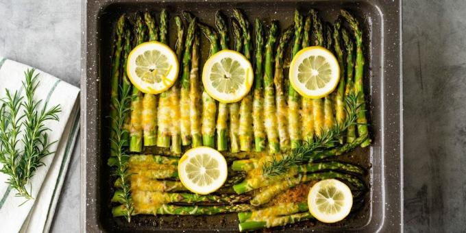 Espárragos al horno con queso