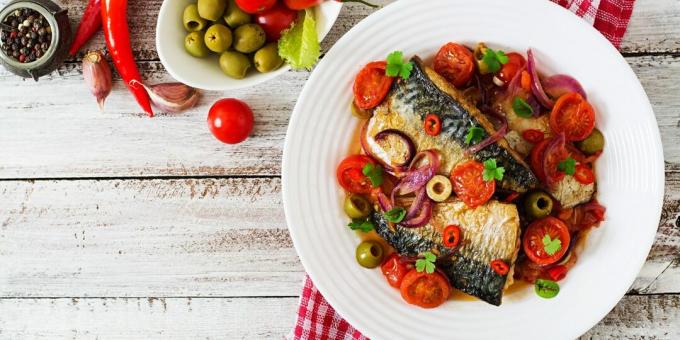 Caballa al horno con tomates y aceitunas