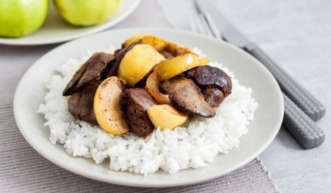 Hígado de pollo con manzanas