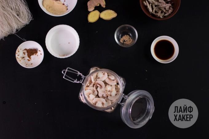 sopa instantánea: Colocar los ingredientes