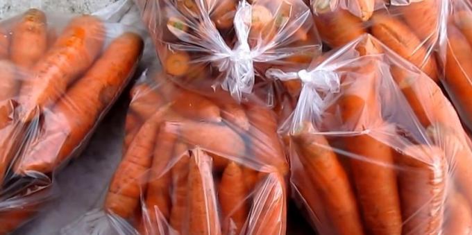 Cómo almacenar las zanahorias en bolsas: Colocar las zanahorias en bolsas de plástico y atarlos correctamente