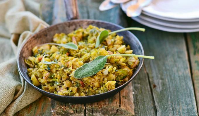 Coles de Bruselas guisadas con salvia y nueces