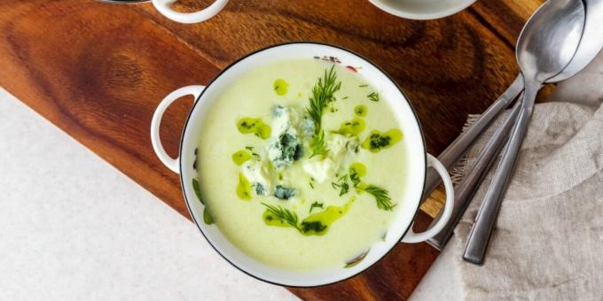 Sopa de brócoli y calabacín con queso azul