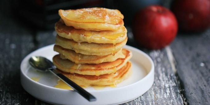 Panqueques con crema agria y manzanas