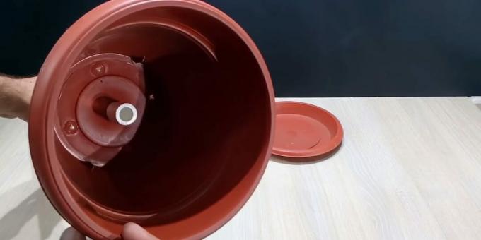 Cómo hacer una fuente de bricolaje: inserte la tubería en el fondo de la olla