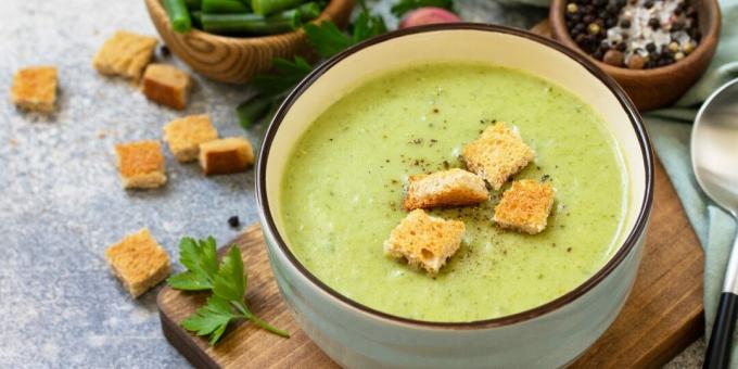 Sopa de crema con judías verdes, tocino y queso