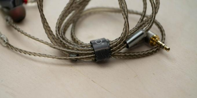 FiiO FH5: cable es más grueso, pero no menos agradable al tacto