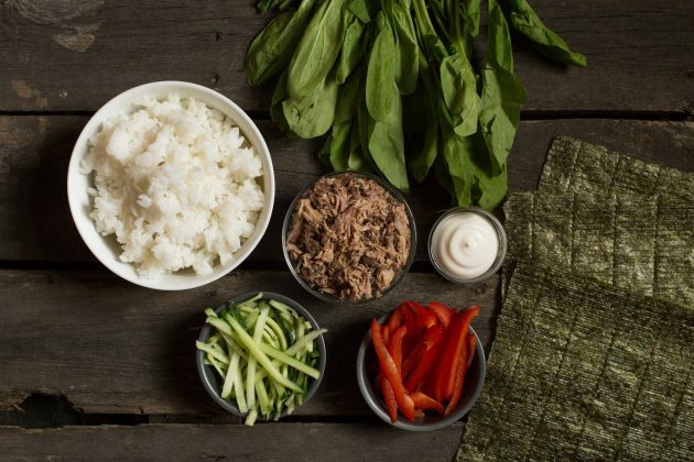 Sándwich de sushi clásico de onigirazu: comience por preparar los ingredientes para el relleno