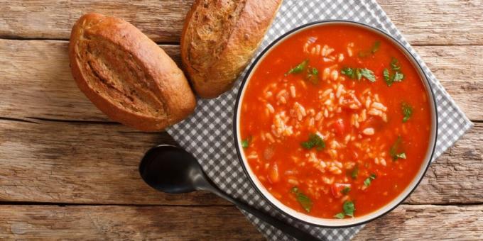 Sopa de tomate con pavo y arroz