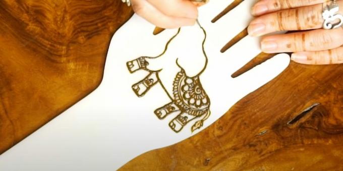 Dibujo de henna de un elefante en el brazo: decora las piernas con un patrón