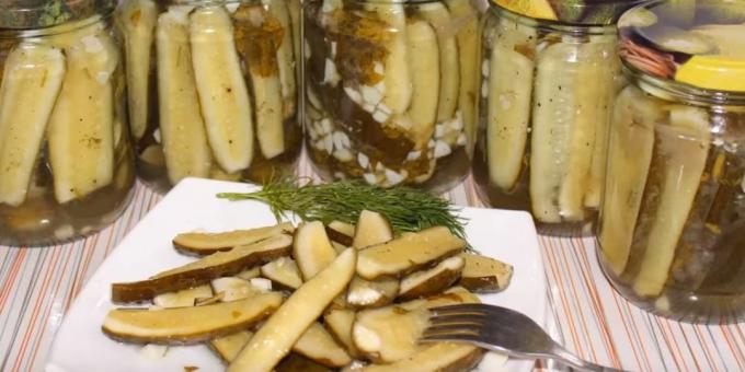receta de ensalada de "dedos" de pepinos en el invierno con ajo y perejil