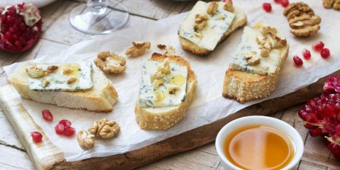 Bruschetta con queso azul, nueces y miel