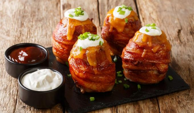 Papas envueltas en tocino rellenas de queso