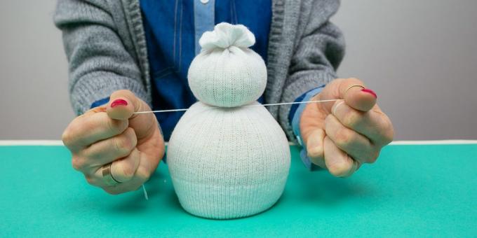 Muñeco de nieve con sus propias manos: etiqueta del cuello