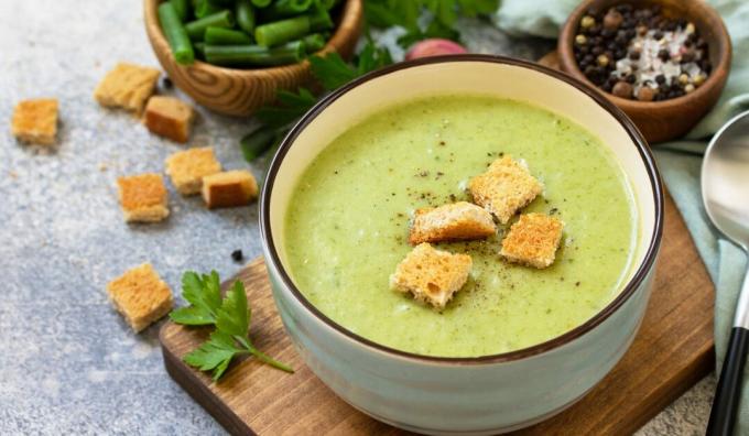 Sopa de judías verdes, tocino y queso