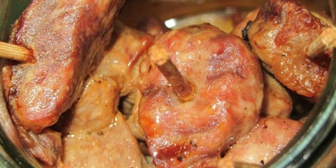 Cómo cocinar la carne en el horno: Cerdo en los pinchos, cocido en una olla 