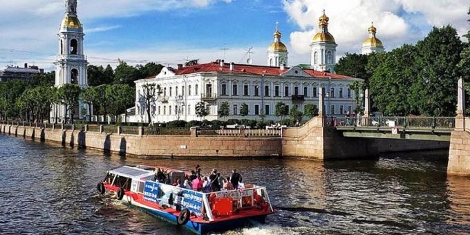 Paseos en barco por los ríos y canales de San Petersburgo.