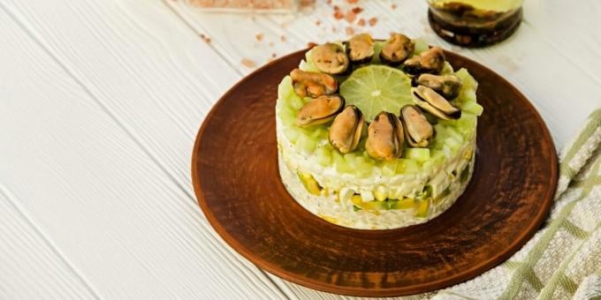 Ensalada en capas con mejillones y arroz