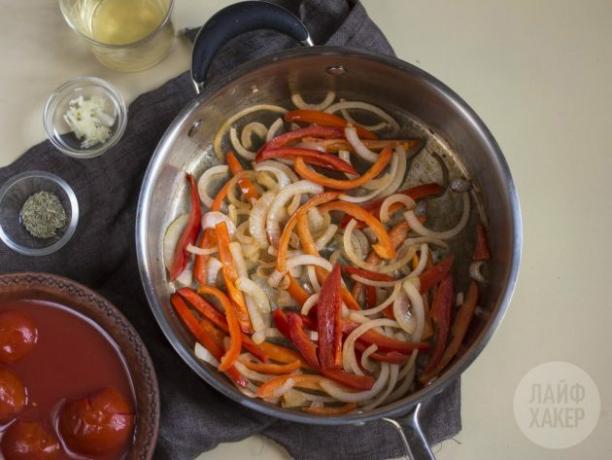 Cómo hacer un guiso de pescado: guarde cebollas y pimientos en aceite de oliva