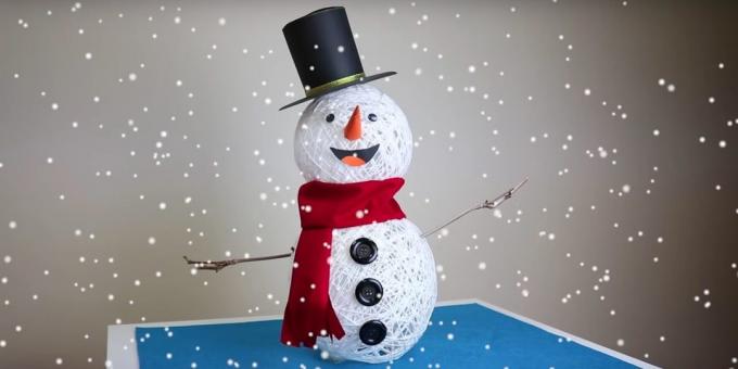 ¿Cómo hacer un muñeco de nieve con las manos de hilo