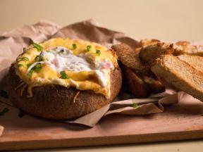 Ideas para una fiesta: un cuenco de pan con salsa de salsa de queso
