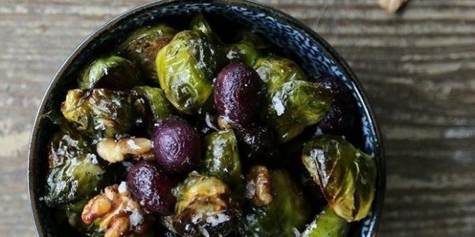 Verduras en el horno: Coles de Bruselas con uvas y nueces