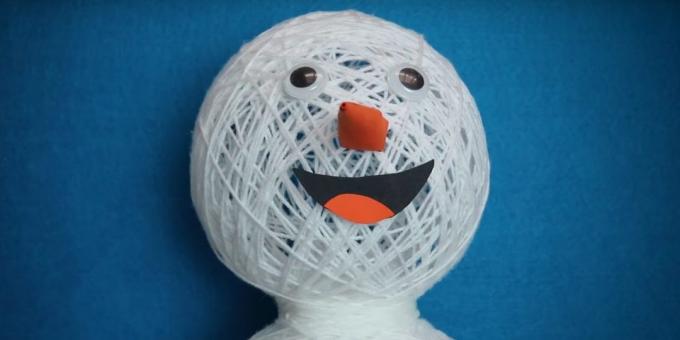 Muñeco de nieve con sus propias manos: añadir los ojos, la nariz y la boca