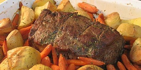 Cómo cocinar carne de res en el horno: carne picante con patatas y zanahorias