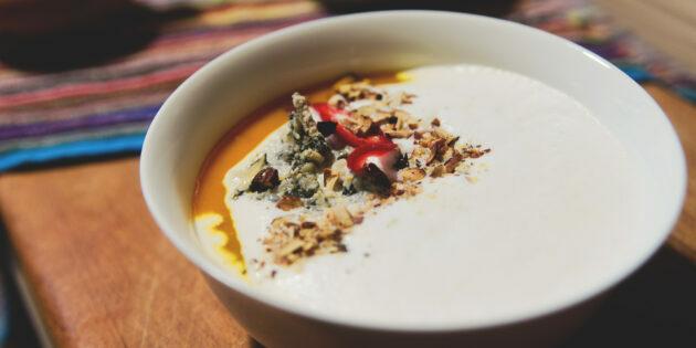 Sopa cremosa de calabaza con queso azul y almendras