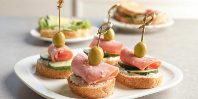 Canapé con jamón y pepino