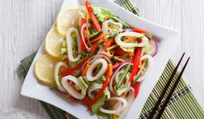 Ensalada simple con calamares y verduras