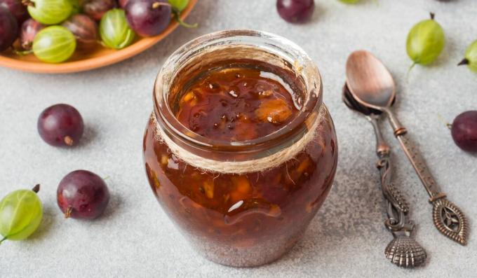 Mermelada aromática de grosella con nueces